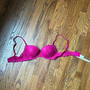 Never worn pretty bra. Has padding in the bottom of cup to give amazing push up